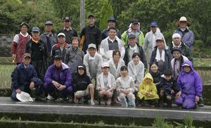 田んぼの学校 田植え (4).JPG