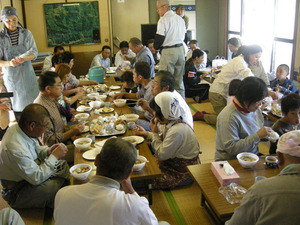 田んぼの学校 田植え (6).JPG